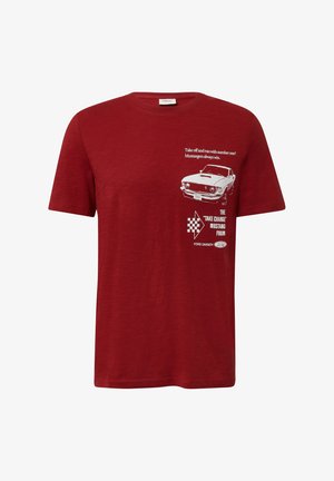 Rotes Baumwoll-T-Shirt mit einem weißen Grafikmotiv eines Oldtimers und Text. Kurze Ärmel, Rundhalsausschnitt und lässige Passform.