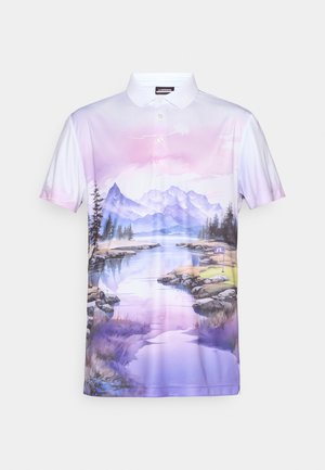 Polo em branco e lavanda com um design de paisagem cênica apresentando montanhas, um rio, árvores e rochas; mangas curtas, colarinho, botões.