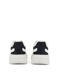 Witte en zwarte sneakers met een soepele bovenkant, voorzien van mesh accenten, een gevoerde zool en een hieltab voor eenvoudig aan- en uittrekken.