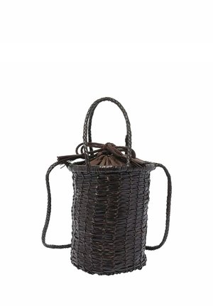 Borsa a tracolla rotonda intrecciata di colore marrone scuro. Presenta una chiusura con coulisse e due manici intrecciati. Realizzata in materiale tessile con una finitura testurizzata.