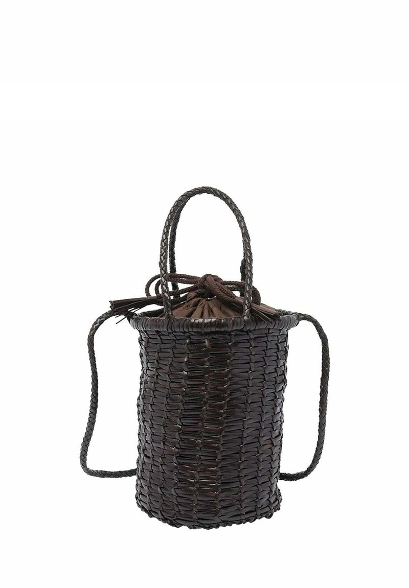 Borsa a tracolla rotonda intrecciata di colore marrone scuro. Presenta una chiusura con coulisse e due manici intrecciati. Realizzata in materiale tessile con una finitura testurizzata.