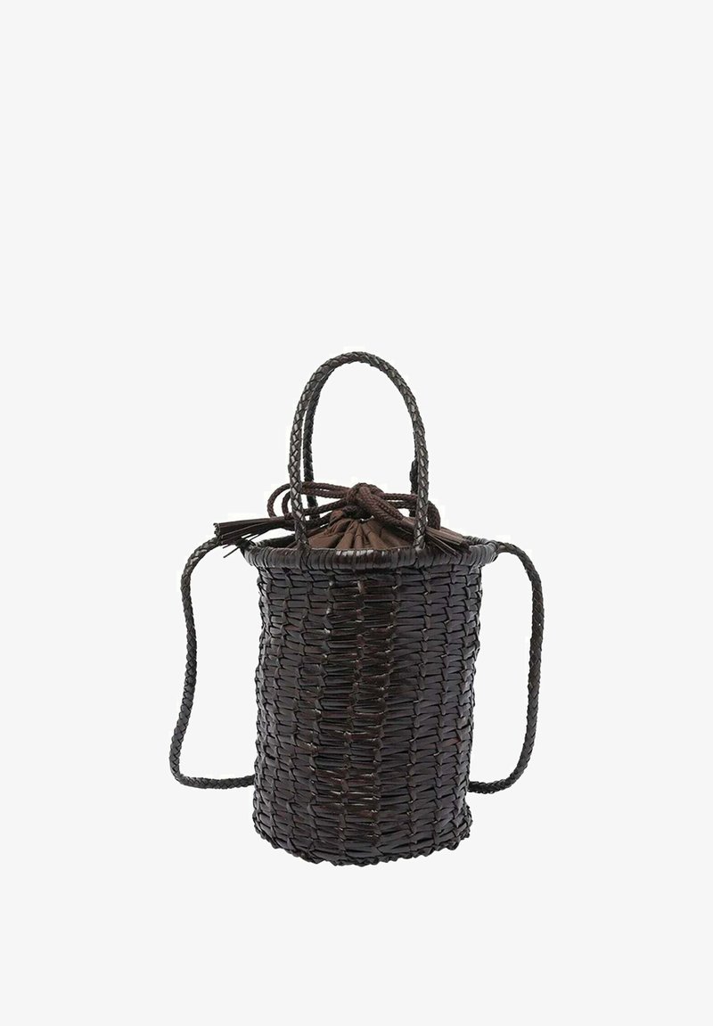 Sac à main rond tissé en marron foncé. Équipé d'une fermeture à cordon et de deux poignées tressées. Fabriqué en matériau textile avec une finition texturée.