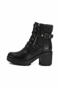 Botas negras hasta el tobillo hechas de cuero sintético con un patrón acolchado, cierre de cordones en la parte delantera, cremallera lateral y tacón robusto para mayor altura.