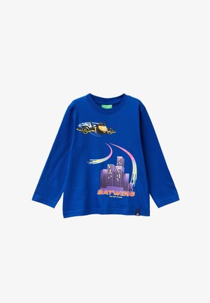 Dlouhý rukáv modré tričko z bavlny s grafikou letadla a městského panoramatu, na dolní části je text "BATWING".