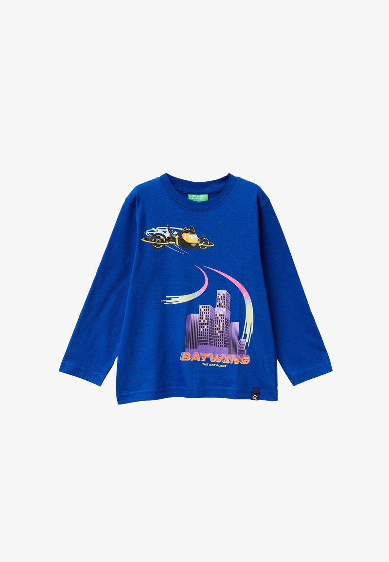 Długo-sleeve niebieska koszulka z bawełny z grafiką odrzutowca i miejskiego horyzontu, z tekstem "BATWING" na dole.