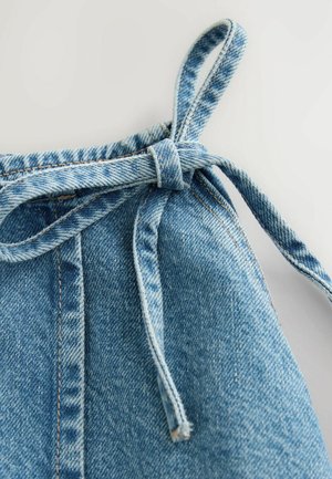 Lichtblauwe denim stof met een gestrikt strikje in de taille. Kenmerkt zich door zichtbare stiksels en een soepele textuur. Het ontwerp heeft een casual pasvorm en drape.
