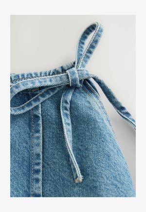Helltblauer Denim-Stoff mit einer gebundenen Schleife auf der Taille. Hat sichtbare Nähte und eine glatte Textur. Das Design umfasst eine lässige Passform und einen lockeren Fall.