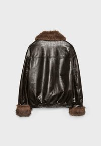 Giacca in pelle marrone con colletto e polsini in pelliccia sintetica. Presenta un orlo a coste e una consistenza morbida, con una finitura liscia e lucida.