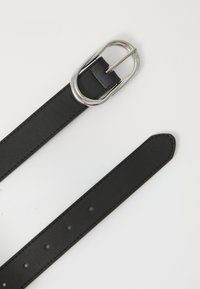 Cinturón de cuero negro con una hebilla ovalada de plata, con una textura suave y múltiples agujeros para ajuste. Los extremos son redondeados.