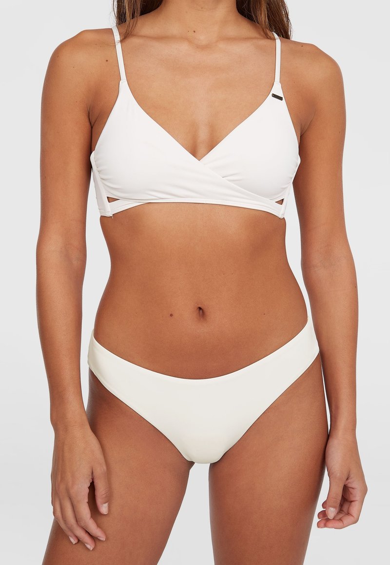 Set di bikini bianco con top avvolgente, dotato di ritagli e spalline sottili, abbinato a slip a vita bassa in un tessuto morbido e elasticizzato.