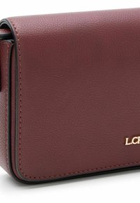 Borsa in pelle marrone bordeaux con finitura testurizzata, forma rettangolare e accento del logo dorato. Caratterizzata da linee pulite e cuciture nere a contrasto.