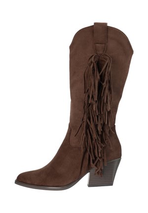Botte de cowboy en daim marron mi-mollet avec talon empilé et longue frange le long du côté extérieur.