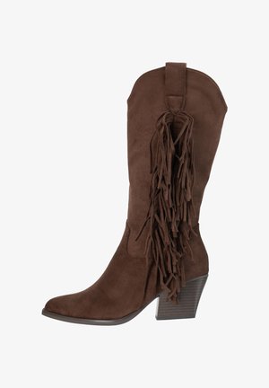 Botte de cowboy en daim marron mi-mollet avec talon empilé et longue frange le long du côté extérieur.