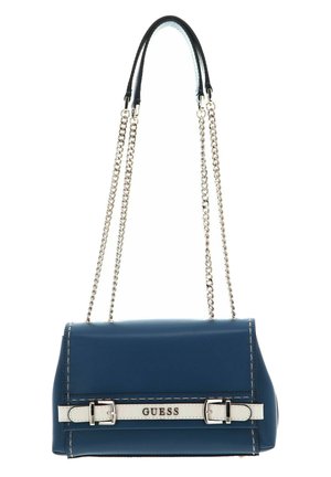 Borsa a tracolla in pelle blu dalla forma strutturata, con catena argentata e accenti bianchi. Presenta un clasp con il nome del marchio "GUESS" ben in vista.