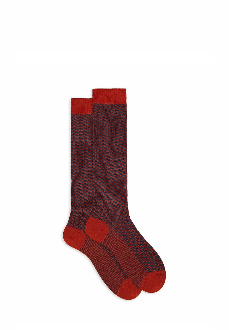 Calze al ginocchio blu scuro con motivo pied de poule rosso, punte e bordi superiori rossi solidi, polsino a coste e tessuto a trama strutturata.
