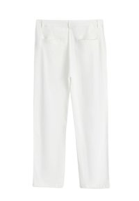 Pantalon droit blanc en tissu lisse. Il comporte deux poches arrière et un design simple et épuré avec une taille cintrée.