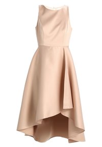 En ärmlös klänning i knälängd i beige polyester med en hög-låg fåll, som har en figursydd överdel och mjuk draperingstextur.
