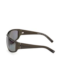 Gafas de sol Timberland con montura de plástico verde oscuro y lentes grises tintados. Presentan un diseño curvado y un logo grabado en las patillas.