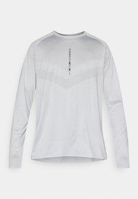 Αθλητικό μακρυμάνικο μπλουζάκι ανοιχτό γκρι με στρογγυλή λαιμόκοψη, με διακριτικό υφασμάτινο μοτίβο και τυπωμένο κείμενο που λέει "ΤΟ ΤΡΕΞΙΜΟ ΕΙΝΑΙ ΨΥΧΙΚΟ".