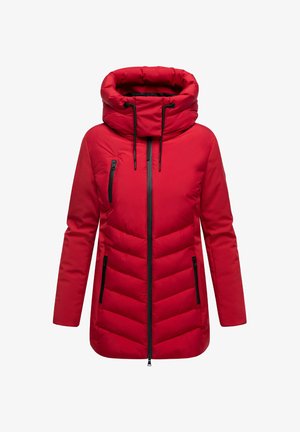 Rød polstret jakke med høj hals, der har en snoretrækshætte, chevron-syninger og to lynlåslommer i siden med sorte detaljer.