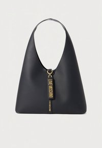 Mala de ombro em pele preta com silhueta curva, com uma etiqueta de logótipo dourada presa na parte frontal. Textura lisa e design minimalista.