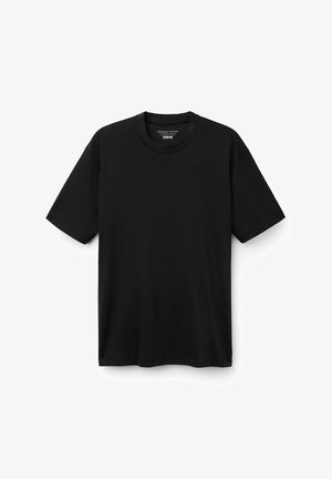 Černé tričko s krátkým rukávem, vyrobené z prémiové bavlny, s klasickým kulatým výstřihem, hladkou texturou a rovnym lemem. Bez potisků nebo vzorů.