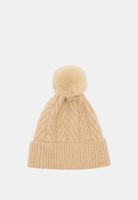 Beanie in maglione color beige con un motivo a trecce testurizzato, caratterizzato da un pompon soffice sulla parte superiore e un polsino a coste per una vestibilità aderente.