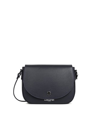 Borsa a tracolla in pelle blu navy con chiusura a pattina curvata, logo impresso e cinturino regolabile. Presenta un delicato dettaglio di cucitura lungo i bordi.
