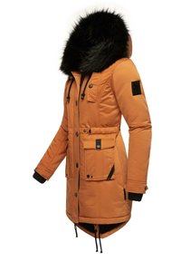 Oranžová parka s čiernou kožušinovou kapucňou, viacerými vreckami, sťahovacím pásom a čiernymi akcentami. Hladká látka s prešívanou textúrou.