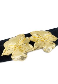 Spilla floreale in oro con due grandi fiori con petali texture, montata su uno sfondo di tessuto nero.
