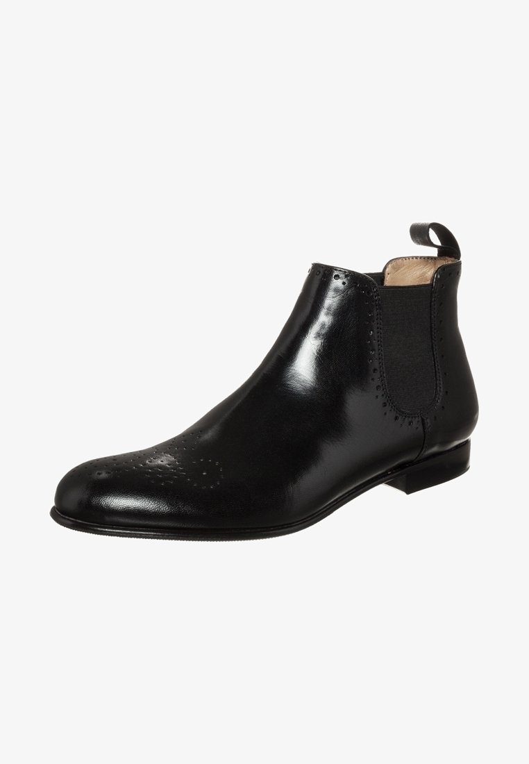 Botín Chelsea de cuero negro con detalles de brogue, paneles laterales elásticos, tirador en el tobillo y tacón bajo apilado.