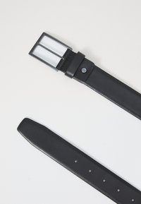 Cinturón de cuero negro con un acabado mate, hebilla metálica rectangular y cinco agujeros de ajuste. Textura suave, diseño minimalista.