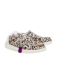Schoenen met luipaardprint, voorzien van een witte nepbont voering, witte veters en een paarse charm. Ze hebben een chunky witte zool en speelse dierenmotieven.
