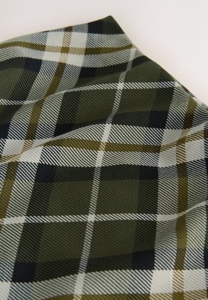 Sötétzöld és fekete kockás szövet, fehér és olívazöld csíkokkal. A textúra sima, enyhe fényű, szőtt mintázatot mutat.