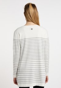 Maglione a righe in crema con strisce orizzontali grigie, morbido al tatto, maniche lunghe e scollatura rotonda con un piccolo logo sul retro.