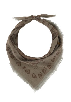 Brązowa trójkątna apaszka z frędzlami na krawędziach, z wzorem serc, liści i kwiatów, zawiązana na supeł na górze.