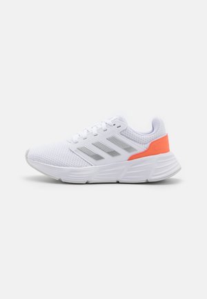Scarpe da corsa su strada - white