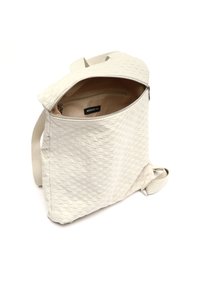 Mochila beige hecha de un tejido texturizado, con una parte superior con cremallera, una sola correa para el hombro y un bolsillo interior forrado.