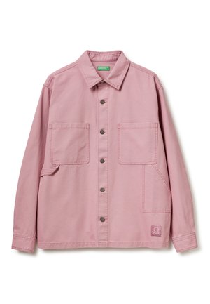 Veste rose avec un col, boutons-pression à l'avant, deux poches sur la poitrine et une poche latérale. Présente un écusson logo en bas à droite.