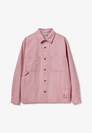 Rosa Jacke mit Kragen, vorderen Druckknöpfen, zwei Brusttaschen und Seitentasche. Verfügt über ein Logo-Patch auf der unteren rechten Seite.