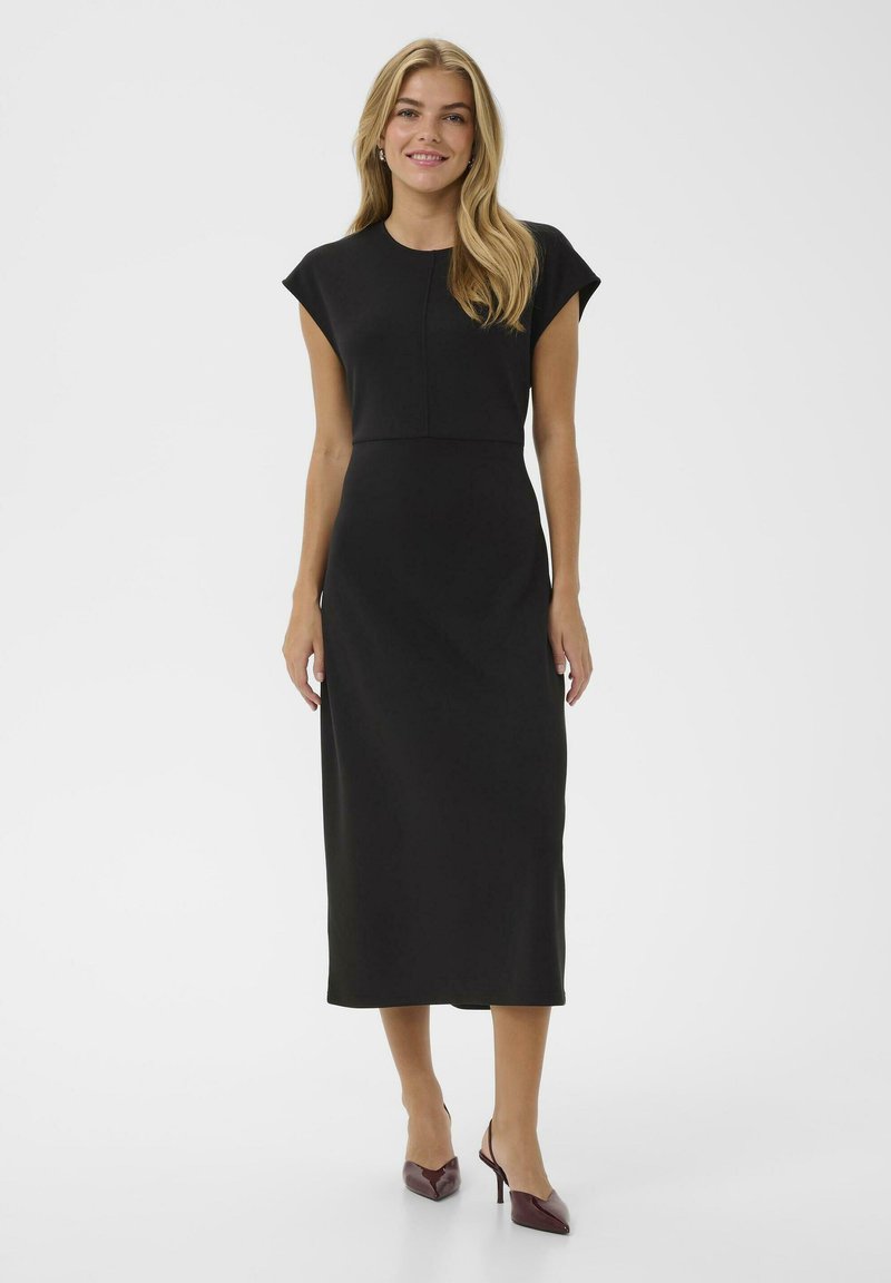 Melnas, līdz ceļiem garas kleitas ar īsām, kapu piedurknēm un pieguļošu jostasvietu. Gluda struktūra ar nedaudz definētu vidukli. Saskaņota ar bordo augstiem papēžiem.