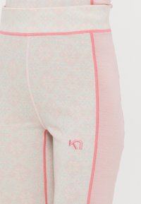 Αθλητικό κολάν σε ανοιχτό ροζ χρώμα με υφή σε αποχρώσεις απαλού ροζ και λευκού, διακοσμημένο με αντίθετη ροζ ραφή και λογότυπο.