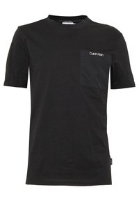 Černé bavlněné tričko s kulatým výstřihem, krátkými rukávy a kapsou na prsou ze stejného materiálu. Logo Calvin Klein na kapse.