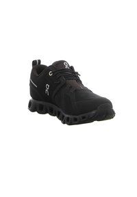 Schwarzer Sport Schuh aus synthetischen Materialien mit einer strukturierten Oberfläche, stabilen Schnürsenkeln und einem markanten, segmentierten Sohlen-Design.