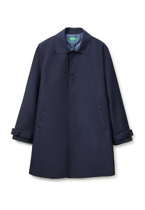 Cappotto da uomo blu navy scuro monopetto con chiusura frontale con bottoni, due tasche laterali, maniche lunghe con polsini abbottonati e scollo con colletto.