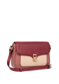 Borsa strutturata con patta in pelle bordeaux, corpo beige e hardware dorato. Tracolla removibile, texture liscia e linee pulite.