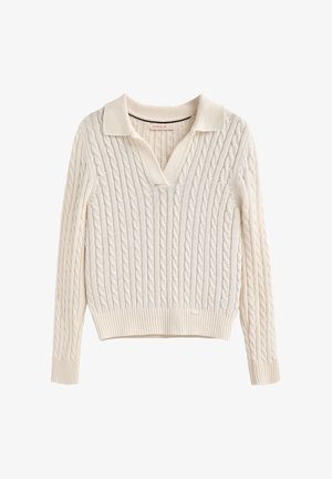 Strickpullover mit Zopfmuster in Creme, mit V-Ausschnitt und Kragen. Bündchen an Saum und Ärmelenden mit dezentem Label-Detail an der Taille.