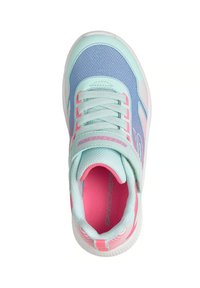 Zapatilla infantil Skechers azul claro y rosa con cordones, tira de Velcro, parte superior de malla y plantilla interior con marca, vista desde arriba.