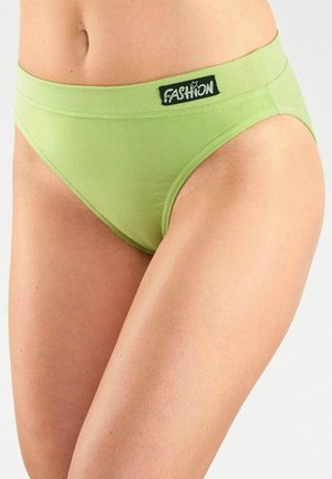 Groene katoenen slip met een gladde textuur, voorzien van een brede tailleband en een zwart label met witte tekst. Hoog uitgesneden beenopeningen.