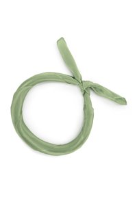 Groene satijnen haar sjaal, cirkelvormig met een geknoopt detail. Gladde textuur met een subtiele glans, zonder patronen of aanvullende accenten zichtbaar.